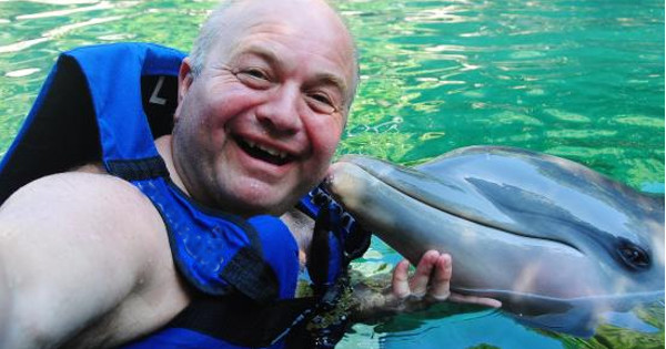 Мужчину пожизненно отстранили от посещения парка SeaWorld после того, как он засунул свой пенис в дыхало дельфина